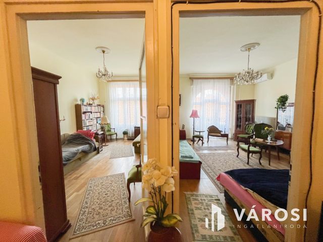 Erkélyes lakás a Rákóczi úton!