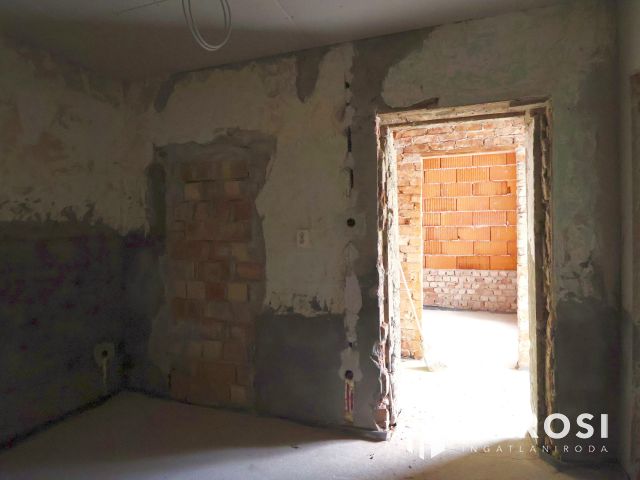 Eladó belvárosi földszinti téglalakás