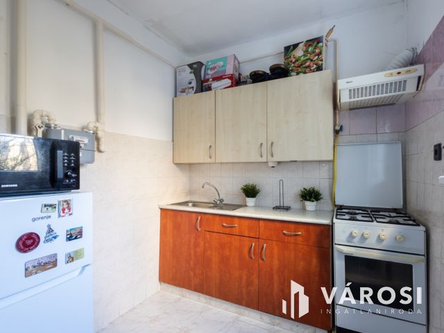 Tökéletes adottságok: első emeleti, 3 szobás, erkélyes