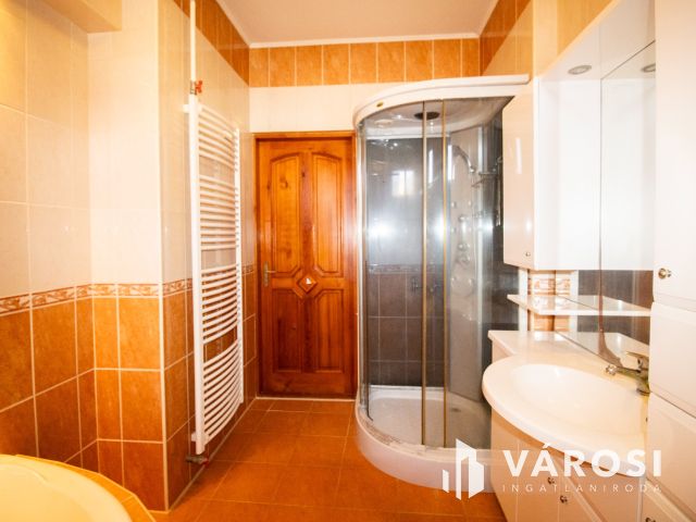 120 m² tégla ház új tetővel és szép udvarral