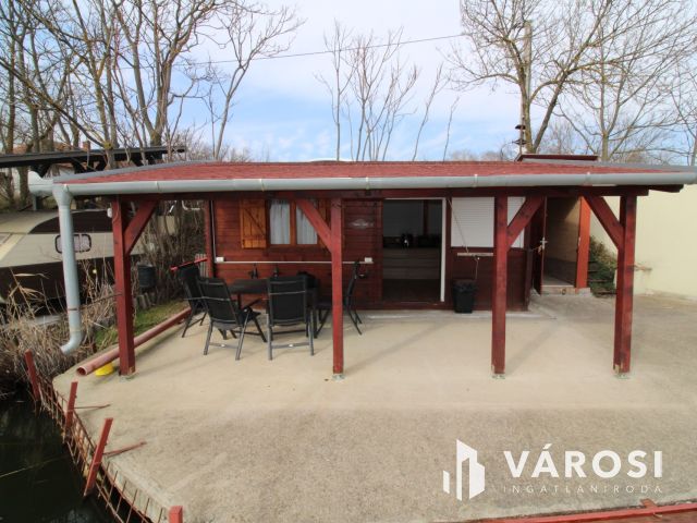 Kiváló kis horgászház a Borosgyáni tónál.