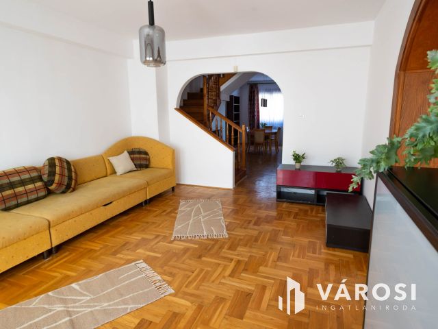 Nagyerdei tágas belső kétszintes lakás eladó