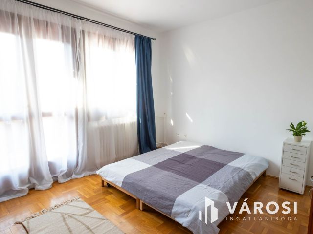 Nagyerdei tágas belső kétszintes lakás eladó