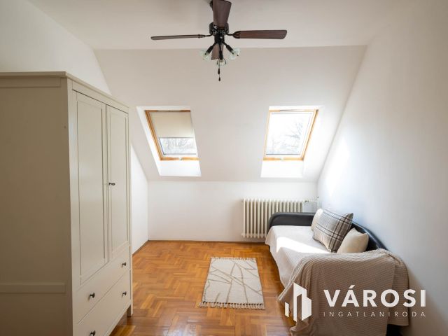 Nagyerdei tágas belső kétszintes lakás eladó