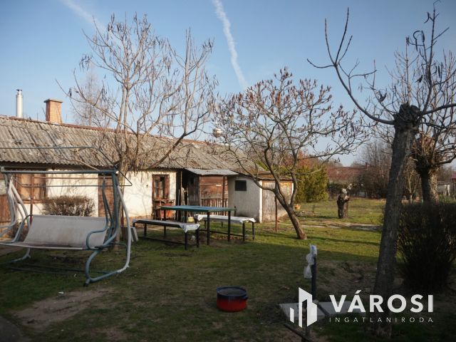 Eladó házikó kertvárosi övezetben