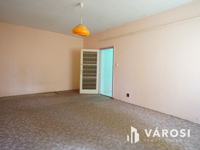 Platán soron, földszinti lakás