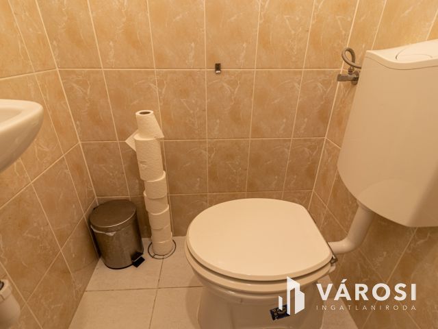 Jó állapotú magasföldszinti lakás az Urániánál!