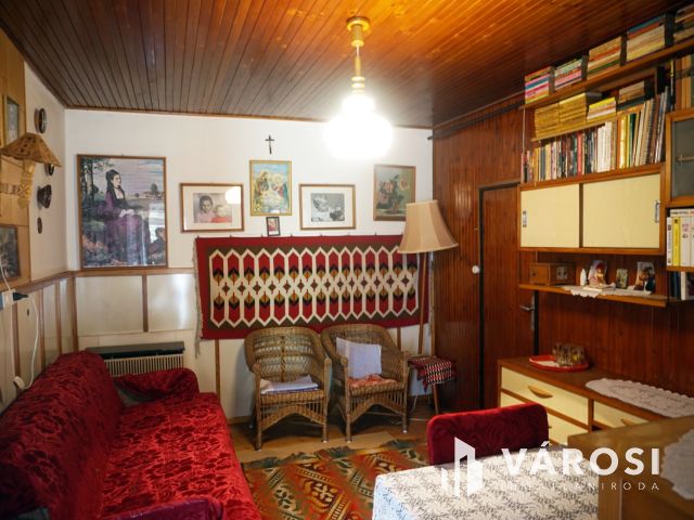 Jó állapotú, retró stílusú családi ház borospincével!