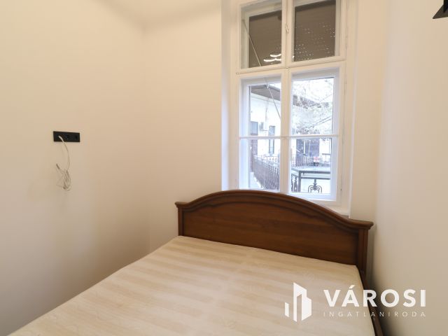 Belvárosi 1. emeleti modern lakás kiadó.