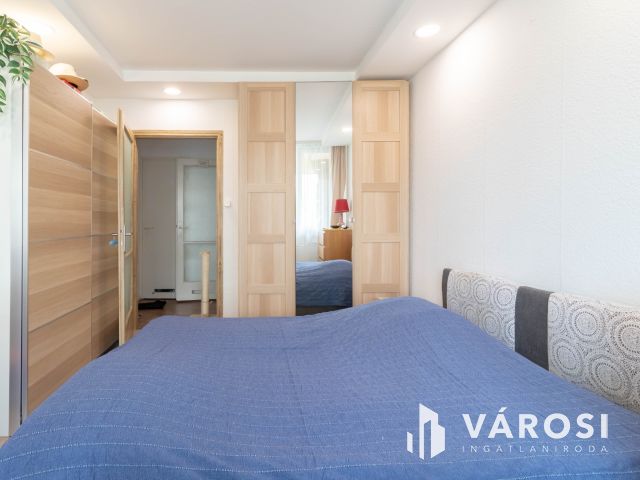 Világos, 2 szobás lakás beépített erkéllyel, remek helyen