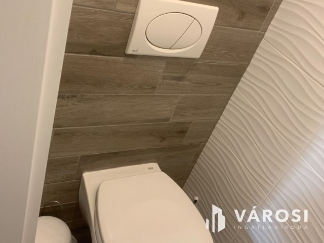 Nagyerdőn, a Damjanich utcán eladó, egy felújított erkélyes