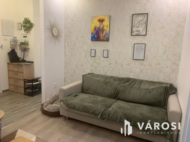 Nagyerdőn, a Damjanich utcán eladó, egy felújított erkélyes