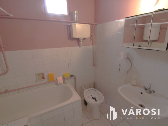 Hangulatos háromszobás ház, csendes környéken