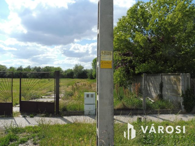 Napos útról megközelíthető,telephely eladó.