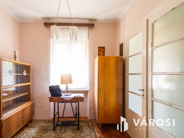 Masszív szerkezetű, tágas családi ház központi helyen
