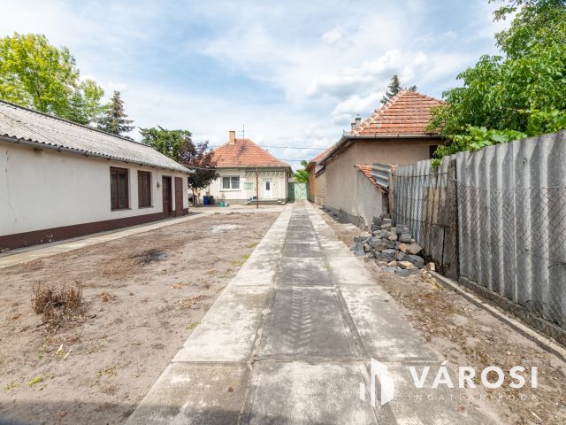 Ceglédi lakóház kivételes lehetőségekkel, nagy telekkel!