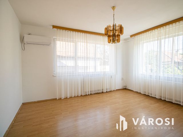 5 szoba, dupla garázs, napelem  Újkígyóson
