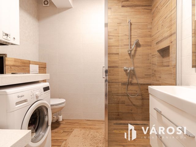 Első emeleti, modern, fiatalos lakás a Tisza-part közelében!