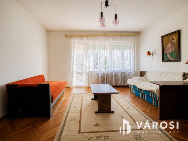 Két szint. Saját kert. Kivételes elhelyezkedés.