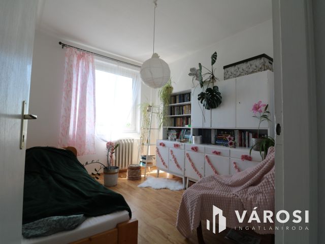 Győr-Marcalváros II-ben részben felújított 3 szobás lakás