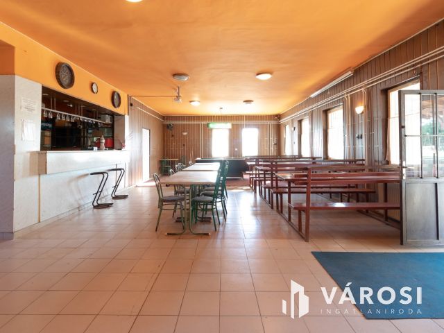 A 3-as főút mentén, Hort központjában 225 m2-es üzlet eladó