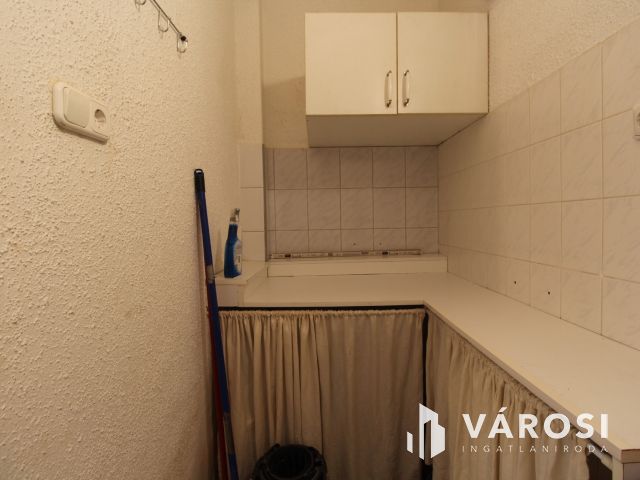 Világos, szuterén utcai bejáratos üzlethelyiség
