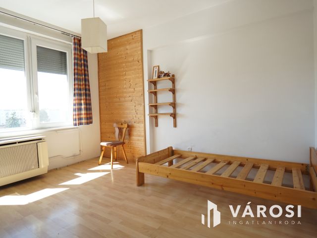 Berzsenyi utcában, átlagos állapotú lakás, a negyediken