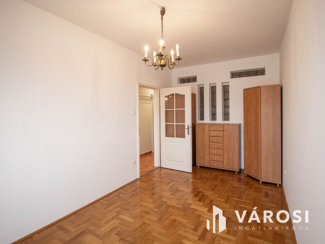Erkélyes lakás eladó Győr Belváros, autóbeálló lehetőséggel